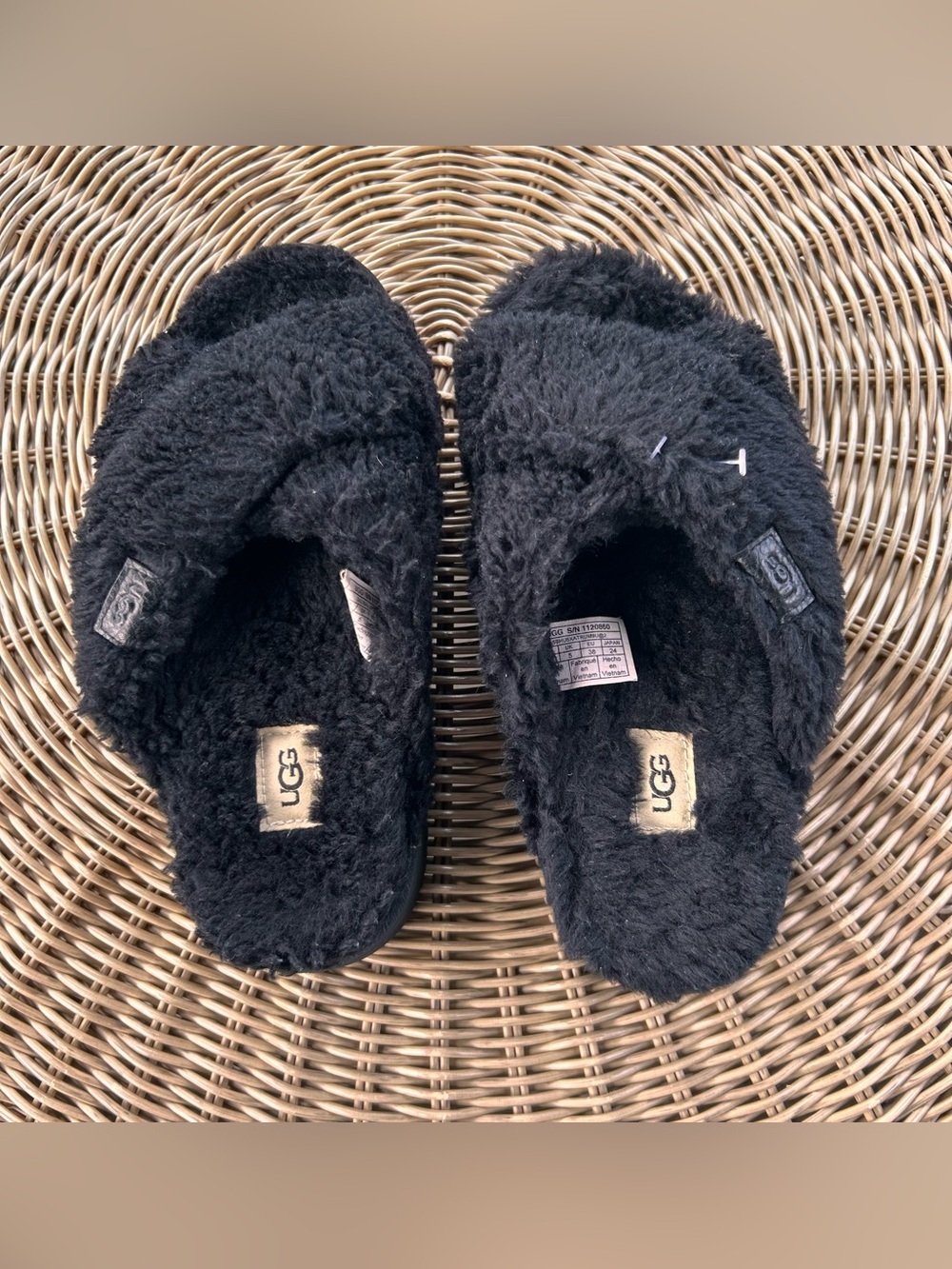 UGG Fuzz Sugar Cross Slides size 7 - Shearling Blend Slide Sandals